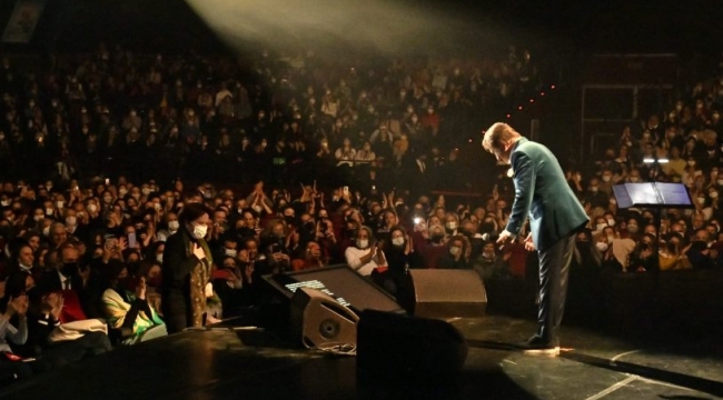 Akşener, Erol Evgin konserindeydi: 'Mangal yürekli bir hanımefendi de var aramızda'