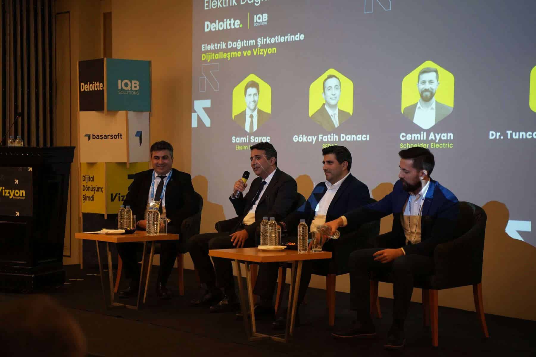 Dijitalleşme ve vizyon temalı elektrik paneli, uzman konuşmacılar ve sektör liderleri bir arada.
