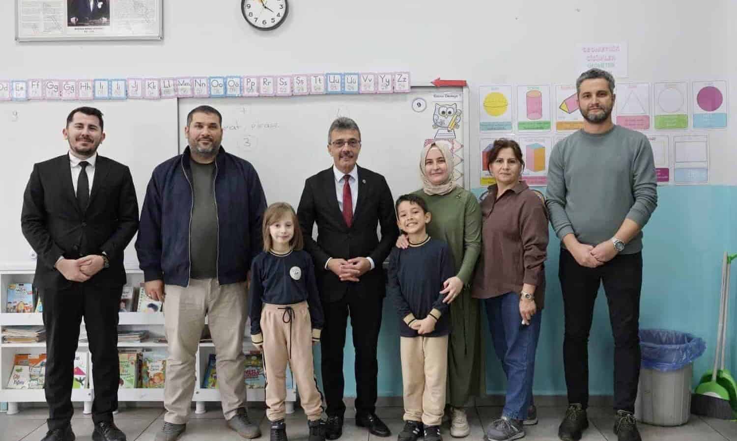 Öğretmenler ve öğrencilerin bir arada olduğu sınıf ortamında eğitim ve gelişim destekçisi faaliyetler.