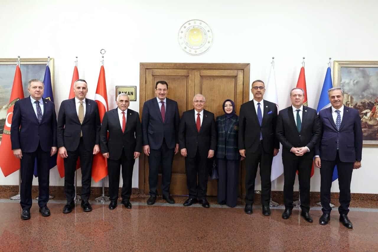 Uluslararası toplantı, hükümet temsilcileri, Türk bayrağı, resmi ortam, liderler, devlet adamları.