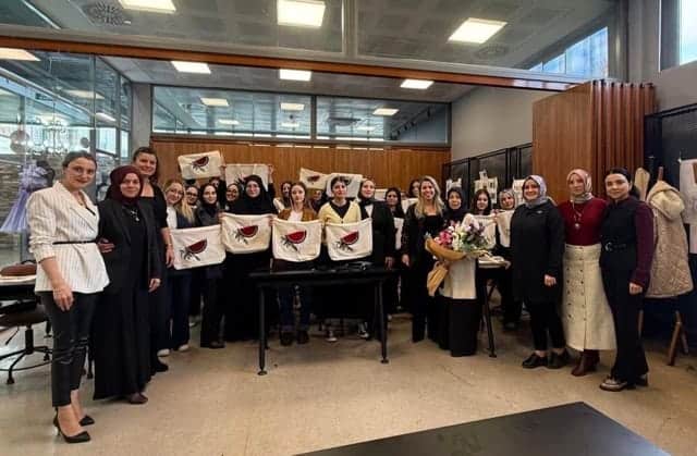 Başın Merkezi etkinliği ve logo ile dolu group fotoğraf.