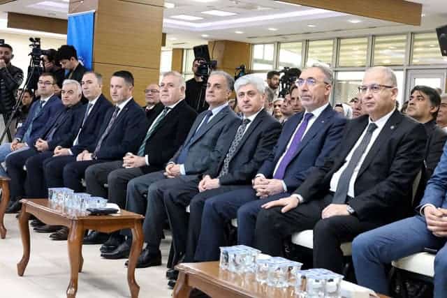 İş dünyası ve yöneticilerin katıldığı resmi toplantı, konferans ortamı.