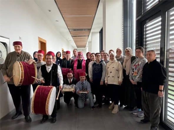 Topluluk ve etkinlik fotoğrafı, basın merkezi etkinliği katılımcılarıyla birlikte.