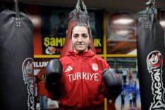 Ece Asude, ringde parlayan yeteneğiyle Sakarya’nın gururu, boks antrenmanında hazır ve kararlı.