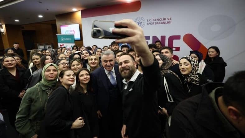 GENÇ2030 Projesi ile Gençlik Merkezlerinde Dijital Yetkinlikler ve Yapay Zeka Atölyeleri Kuruluyor