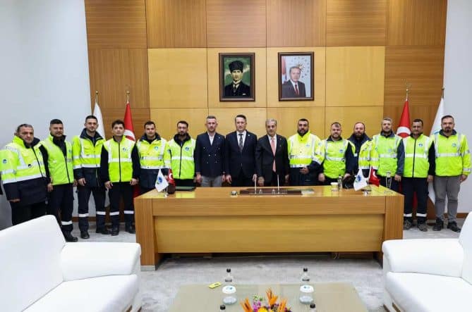 Başkan Alemdar, Büyükşehir Personeliyle Geleneksel Bayramlaşma Programında Buluştu