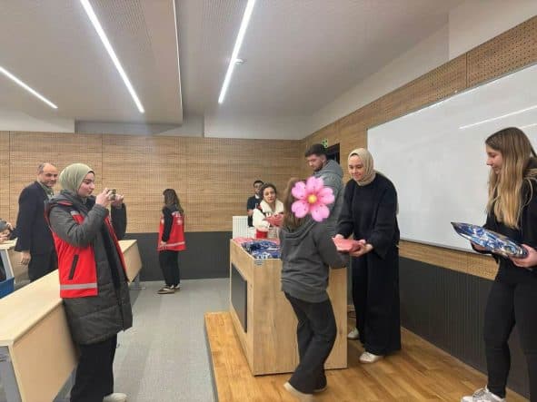 Öğrencilerden Miniklere Bayram Hediyesi: Dayanışma ve Paylaşma Örneği
