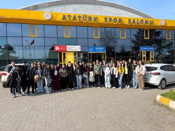 Sakarya'da Öğrenci Toplulukları ile Bağımlılıkla Mücadele Etkinliği Tribünlerde Başladı