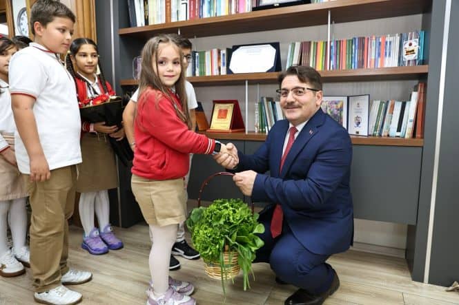 Adapazarı’nda 23 Nisan Kutlamasında Temsili Müdürlük Koltuğu Çocuklara Bırakıldı