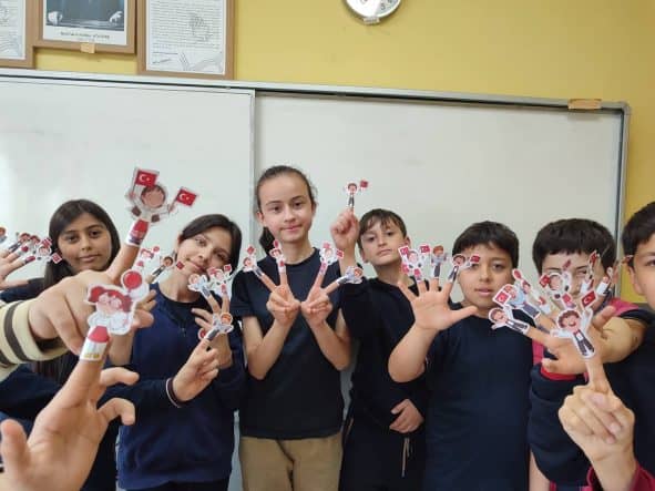 Sakarya'da Kırsaldaki Öğrencilere Bilim Tohumları Projesiyle Nisan Sayısı Dergisi Dağıtıldı