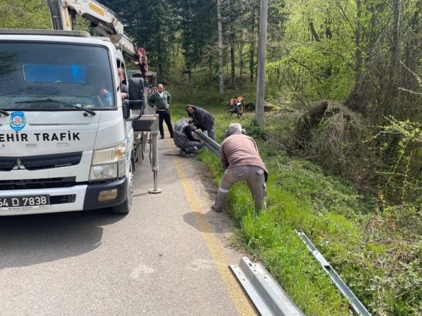 Hendek Hicriye Mahallesi’nde Yol Kenarlarına Çelik Bariyerler Yerleştirildi
