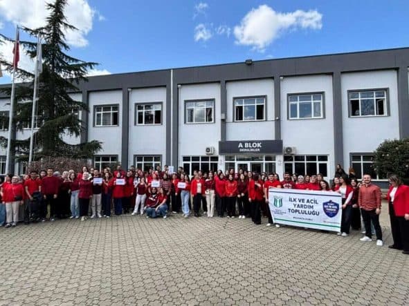 SUBÜ’de 2 Nisan’da Kırmızıyla Otizm Farkındalığı ve Kapsayıcılık Mesajı Verildi