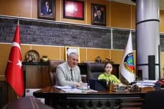 Serdivan’da 23 Nisan: Belediye Başkanlığı Koltuğu Sembolik Olarak Öğrencilere Devredildi