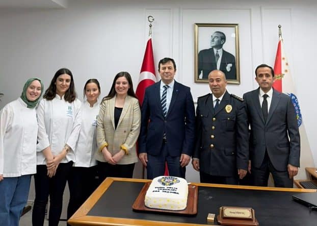 Sapanca’da Polis Haftası’nda Öğrencilerden Emniyet Müdürlüğüne Ziyaret ve Kutlama