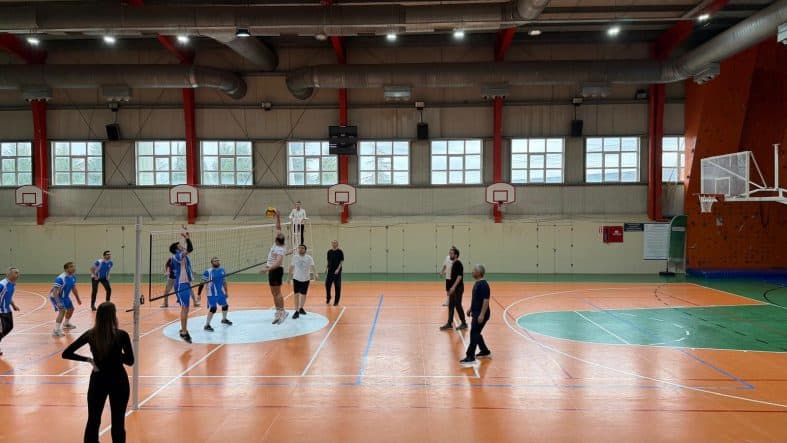 SUBÜ’de Voleybol Turnuvası: Bilgi İşlem Daire Başkanlığı İlk Grup Karşılaşmasında Sağlık Kültür ve Spor Daire Başkanlığı’nı 3-0 Mağlup Etti