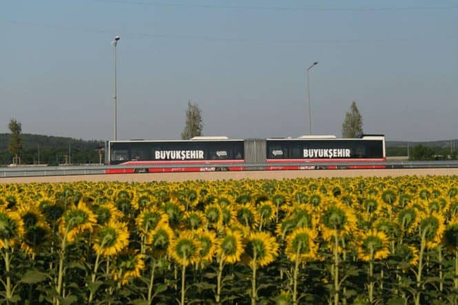 Sakarya’da Metrobüslerde Gece Seferleriyle Şehir İçi Ulaşımda Yeni Dönem Başladı